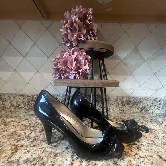 Moda Spana black patent leather peep toe pump/heels with bow.  Size 11. - Picture 3 of 8
